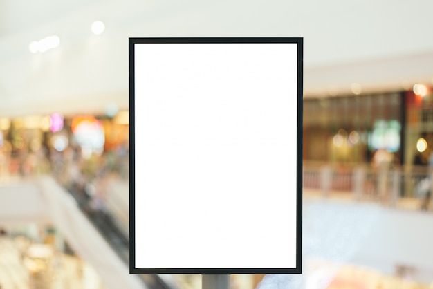 Leeres Zeichen mit Kopienraum für Ihre Textnachricht oder Inhalt im modernen Einkaufszentrum.