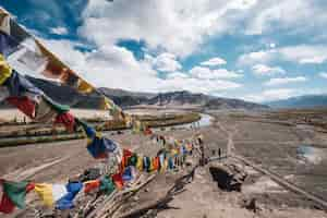 Kostenloses Foto leh ladak flagge für den glauben an die berge