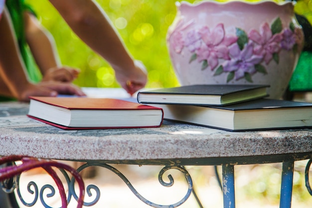 Kostenloses Foto lehrbücher auf tisch im park