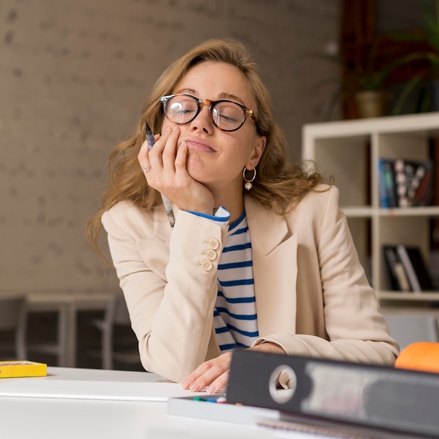 Kostenloses Foto lehrer am schreibtisch müde