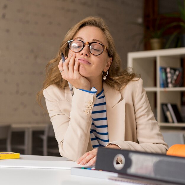 Lehrer am Schreibtisch müde