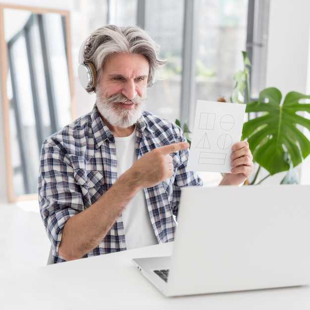 Lehrer, der Geometrieformen am Laptop zeigt