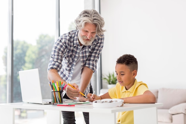 Lehrer erklärt dem Schüler die Lektion