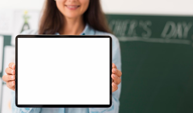 Lehrer hält eine Tafel mit leerem Bildschirm