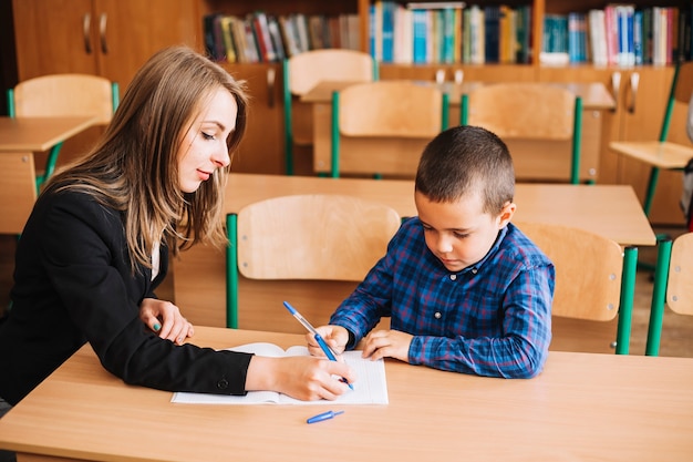 Lehrer helfen dem Schüler