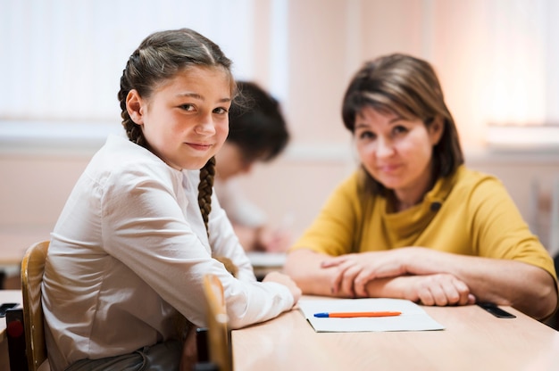 Lehrer im unterricht mit schüler