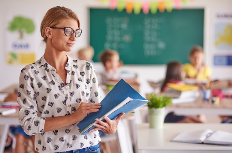 Kostenlose Foto lehrer schaut sich das schulregister an