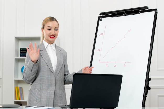 Lehrer süßer Lehrer im Anzug im Klassenzimmer mit Computer und Whiteboard zum Abschied