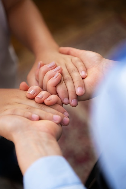 Lehrer und Kind des hohen Winkels beten