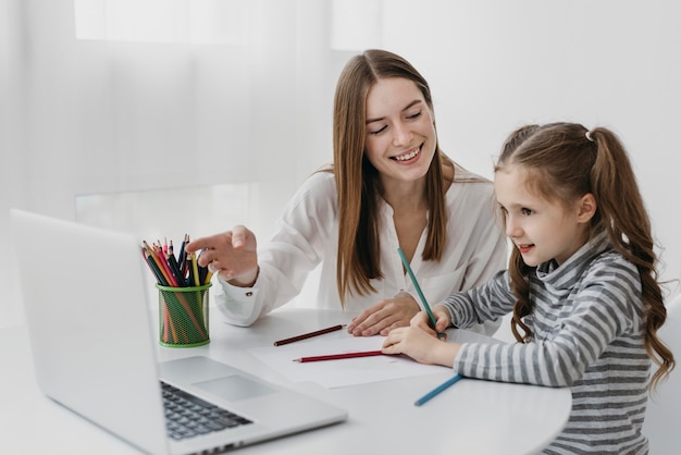 Lehrer und Schüler lernen zusammen