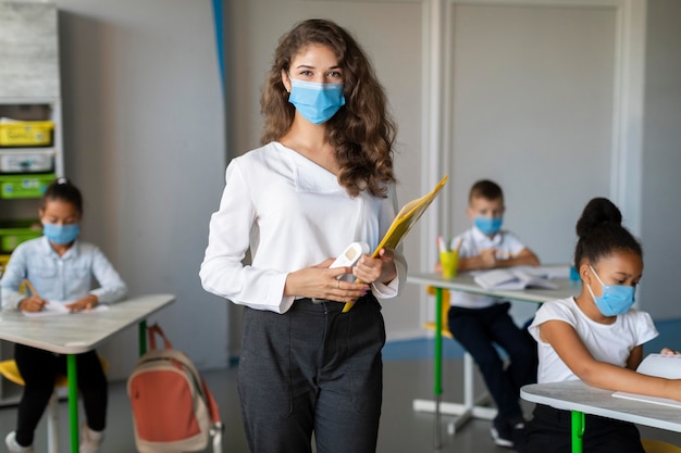 Lehrer und Schüler tragen Gesichtsmasken