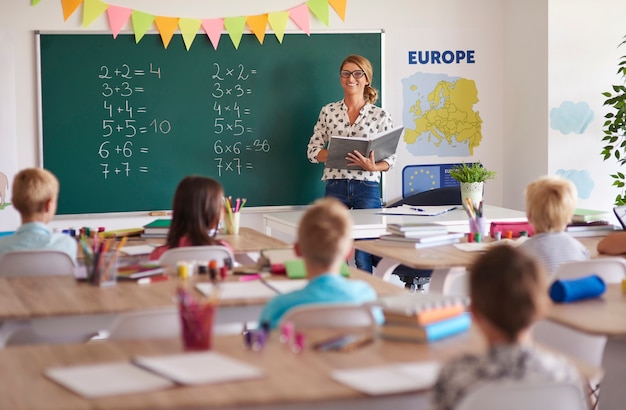 Kostenloses Foto lehrer während des unterrichts mit den kindern