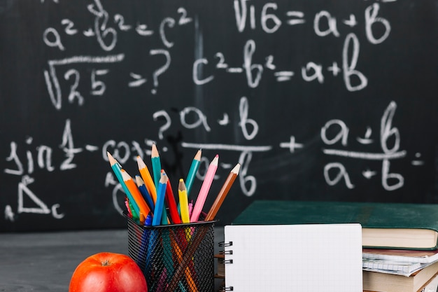 Lehrerarbeitsplatz mit unterschiedlichem Briefpapier