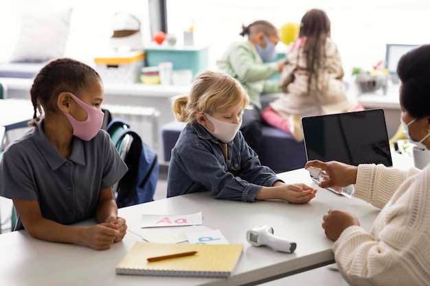 Lehrerin, die Kinder über Desinfektion unterrichtet