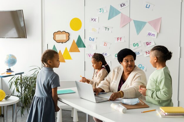 Lehrerin im Gespräch mit Schülern