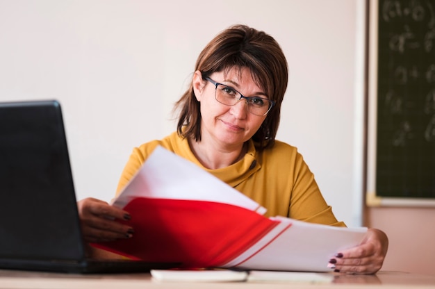 Lehrerin mit Laptop am Schreibtisch