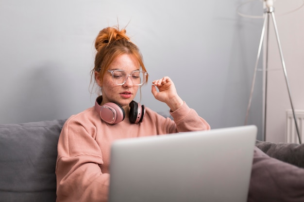 Lehrerin mit Laptop von zu Hause aus, um eine Online-Klasse abzuhalten