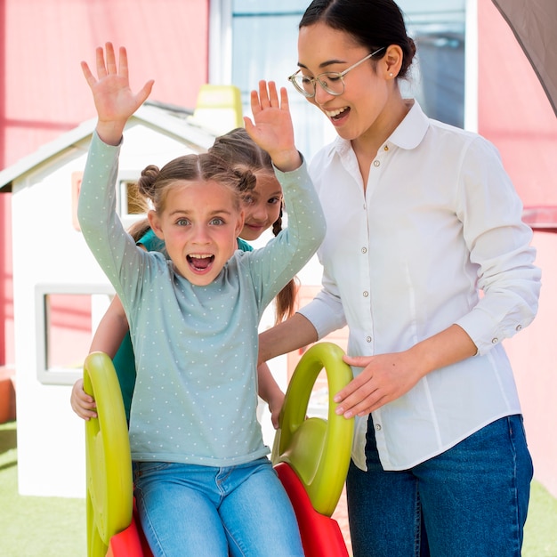 Lehrerin spielt mit ihren Schülern im Freien