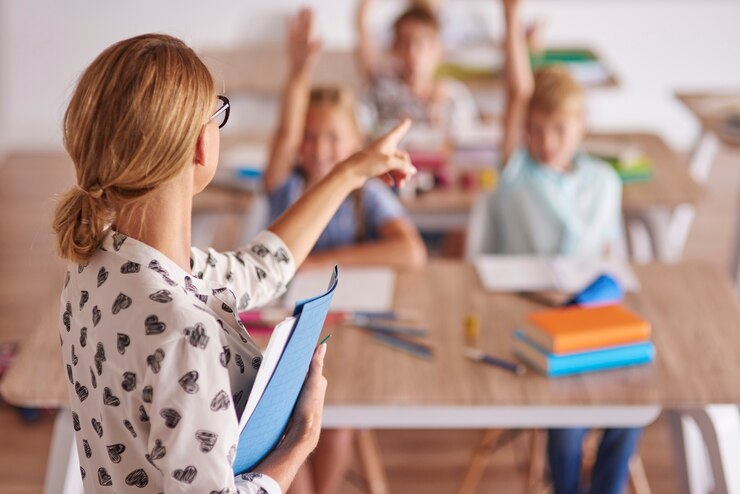 Kostenlose Foto lehrerin und ihre aufstrebenden schüler