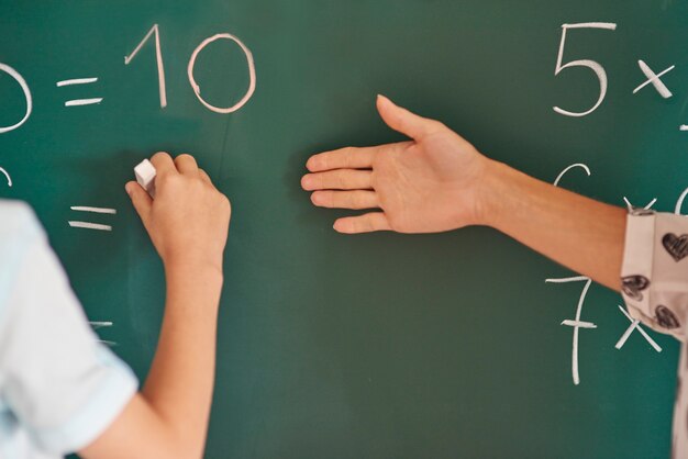 Lehrerin und ihre Schülerin neben der Tafel