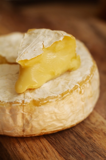 Leicht geschmolzener Block aus köstlichem Käse