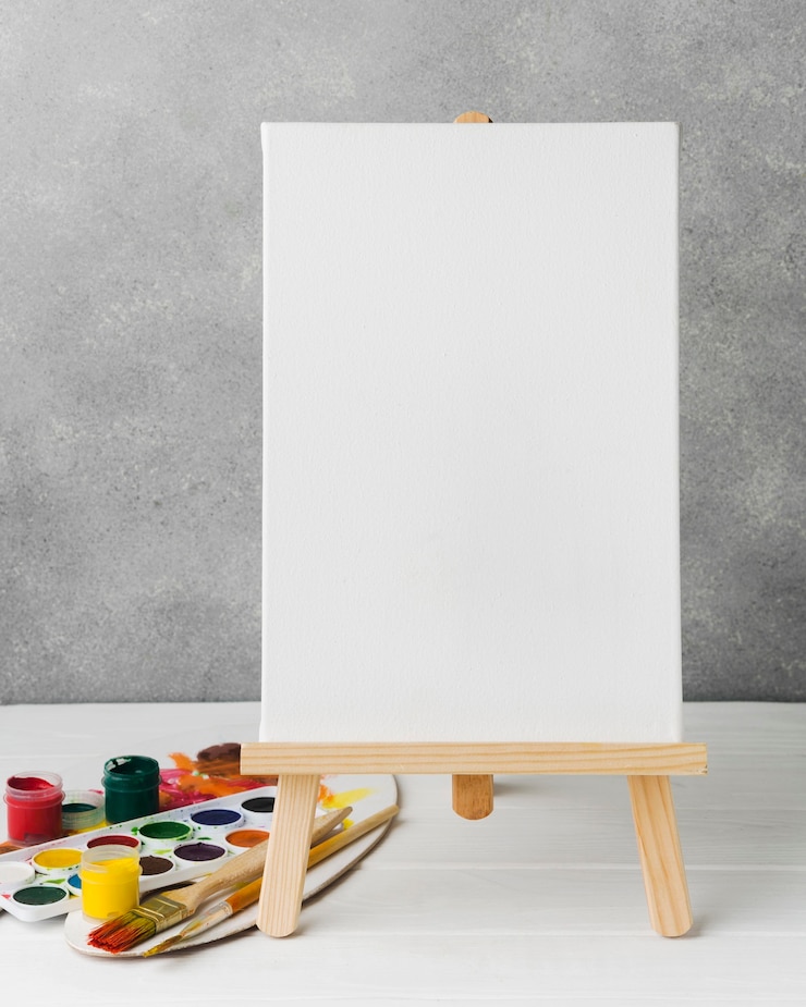 Kostenlose Foto leinwand auf staffelei und farbpalette