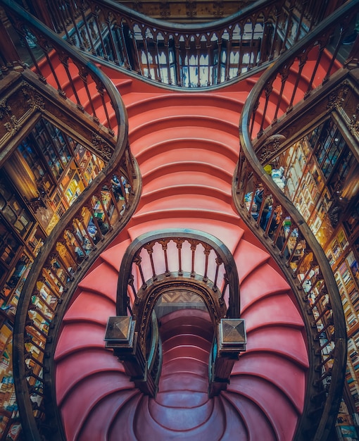 Kostenloses Foto lello-buchhandlung mit einer holztreppe im historischen zentrum von porto, portugal