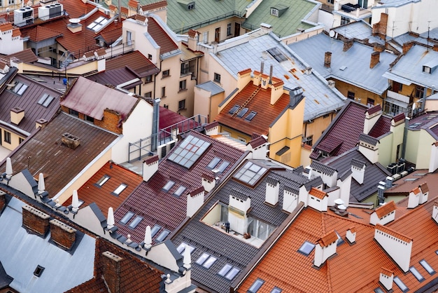 Lemberg aus der Vogelperspektive. Stadt von oben. Lemberg, Blick auf die Stadt vom Turm. Farbige Dächer