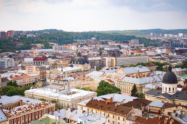 Lemberg aus der Vogelperspektive. Stadt von oben. Lemberg, Blick auf die Stadt vom Turm. Farbige Dächer