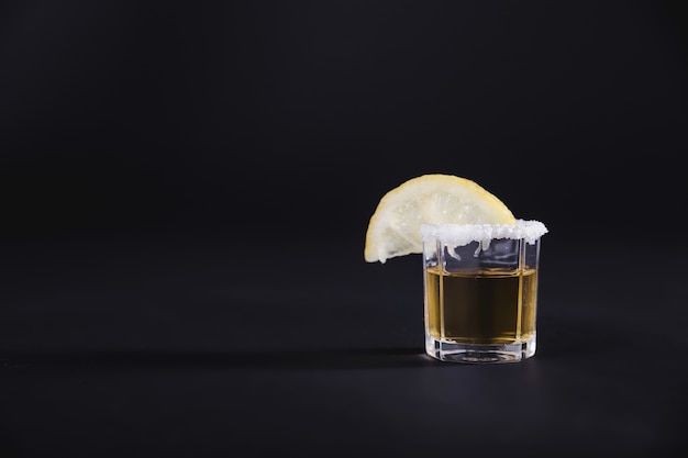 Lemmon-Cocktail im Nachtclub