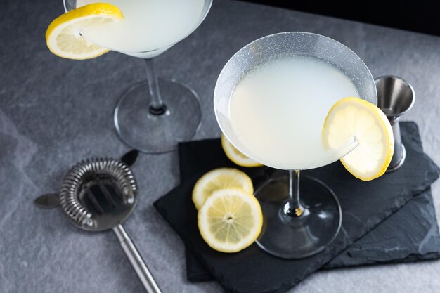 Lemon Drop Martini Cocktail auf grauem Stein und schwarzem Hintergrund