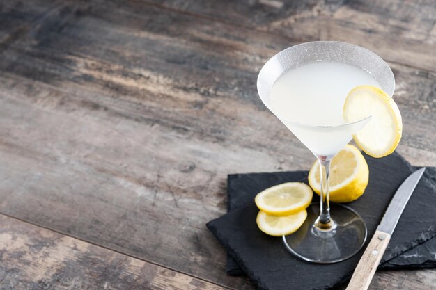 Lemon Drop Martini Cocktail auf grauem Stein und schwarzem Hintergrund