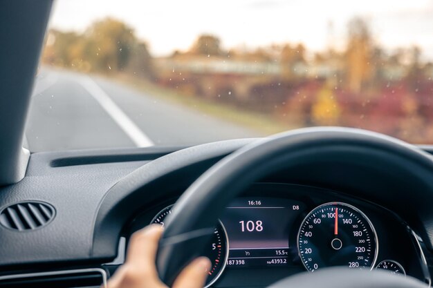 Lenkrad in einem Auto, das mit hoher Geschwindigkeit auf der Straße fährt