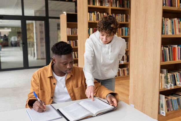 Lerngruppenlernen in der Bibliothek