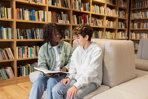 Lerngruppenlernen in der Bibliothek