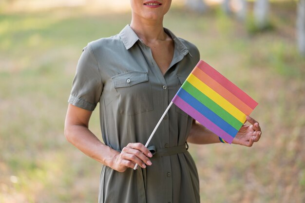 Lesbenfrau mit Flaggennahaufnahme