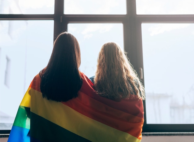 Kostenloses Foto lesbische schatze in lgbt-flagge gewickelt