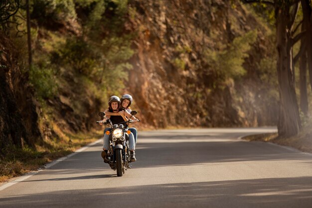 Lesbisches Paar auf einem Motorrad-Roadtrip