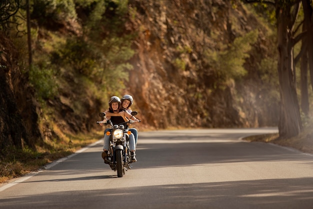 Lesbisches Paar auf einem Motorrad-Roadtrip