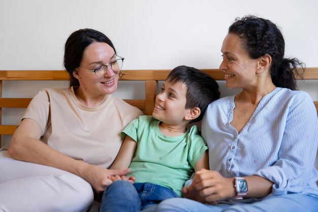 Lesbisches Paar mit Sohn verbringt Zeit zusammen zu Hause