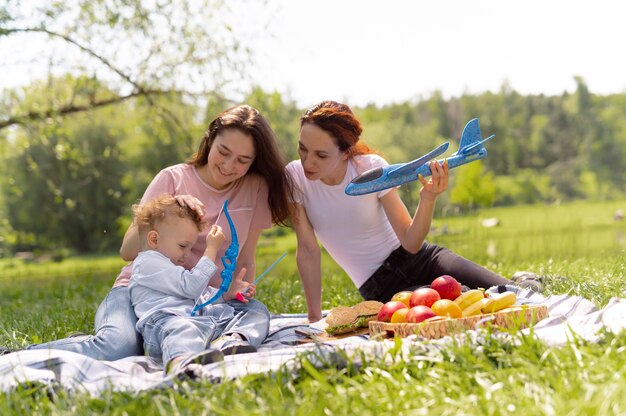 Lesbisches Paar verbringt Zeit mit seinem Kind im Park