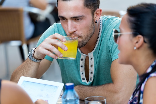 Kostenloses Foto lesen person männlich trinken geselligkeit