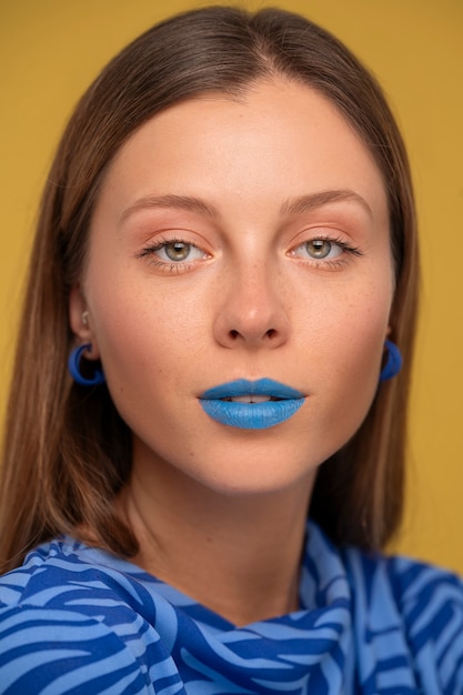 Kostenloses Foto leuchtend blaues lippenporträt mit kopierraum