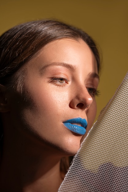 Kostenloses Foto leuchtend blaues lippenporträt mit kopierraum