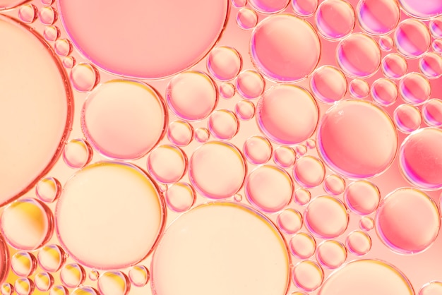 Leuchtend rosa ölige Luftblasen