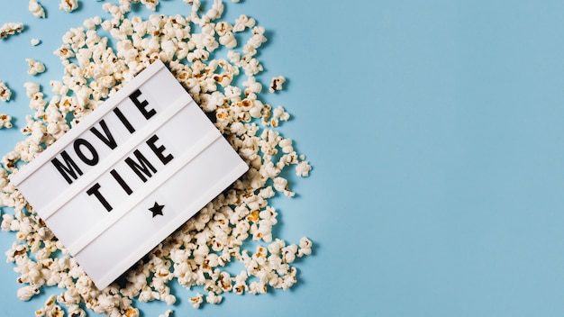 Leuchtkasten mit Popcorn auf dem Tisch