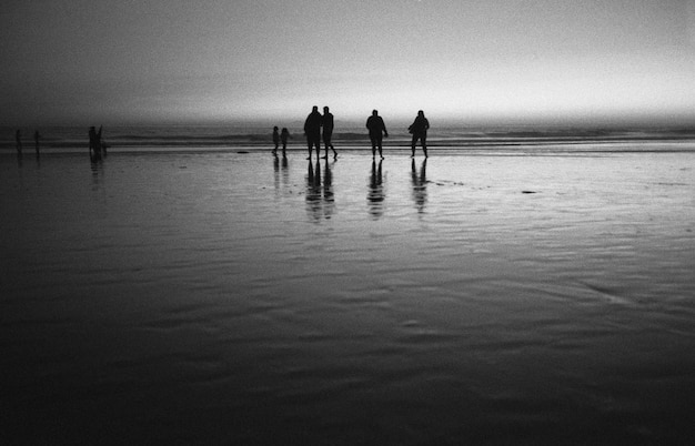 Leute am Sonnenuntergangsstrand