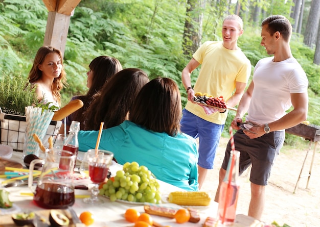 Kostenloses Foto leute auf dem picknick