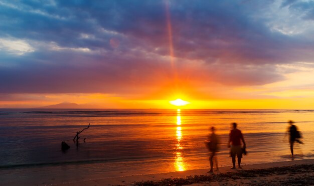 Leute beobachten Sonnenuntergang über Bali