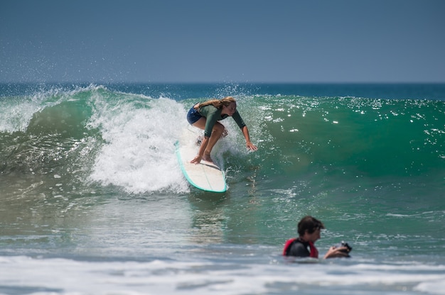 Leute, die an den Küsten von Varkala in der Nähe von Trivandrum surfen